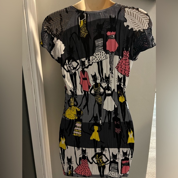 37- Minkas top "Cats in Dresses"  super cute. Size small - Picture 2 of 3